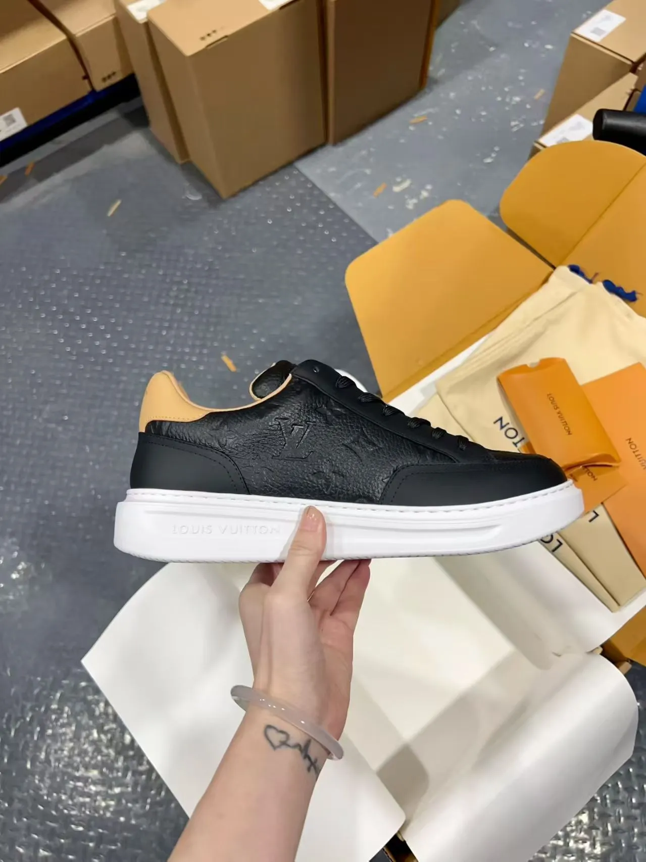 👟👟Ex-factory price 640👟👟 Vuitton Louis Vuitton Beⅴerly Hⅰll men's casual sports shoes white shoes —————————— Good looks and handsome feet, every color is huge and beautiful! A must-have item for fashionistas 🛍 Original custom-made embossed grained calfskin (not superfiber leather on the market, everyone needs to distinguish it!) symmetrical old pattern washed denim; all accessories and accessories are customized according to the original 1:1. Even the color matching of the shoelaces is customized 1:1. Original identical private model TPU outsole. Many clever little designs must have the original version to see that they are well done. The quality lies in the details! The original consistent chip tag can be directly entered into the LV official website 😏 Purchasing agent for ceiling level. Full set of Jingmei aircraft box packaging. Please look for our quality‼ ️ Please pay attention to distinguish the currency materials on the market! Code number: 37-45